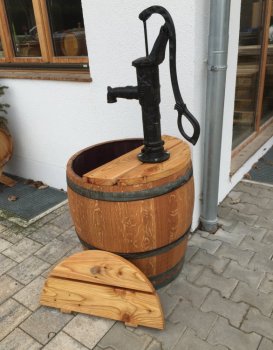 225 liter Weinfass Holzfass mit Schwengelpumpe
